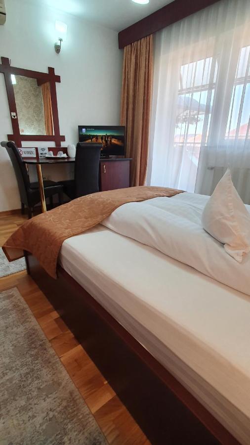 Pensiunea Select Арад Экстерьер фото